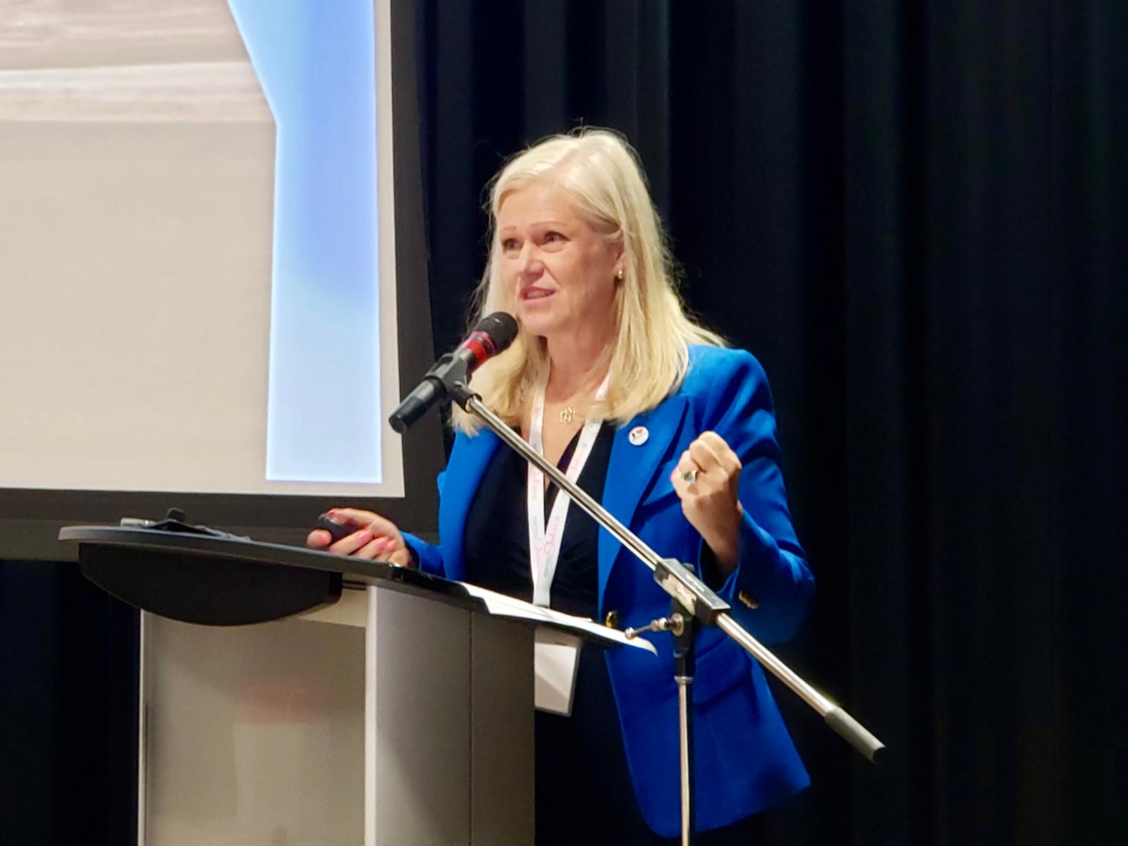 Dawn Arnold 1600 x 1200