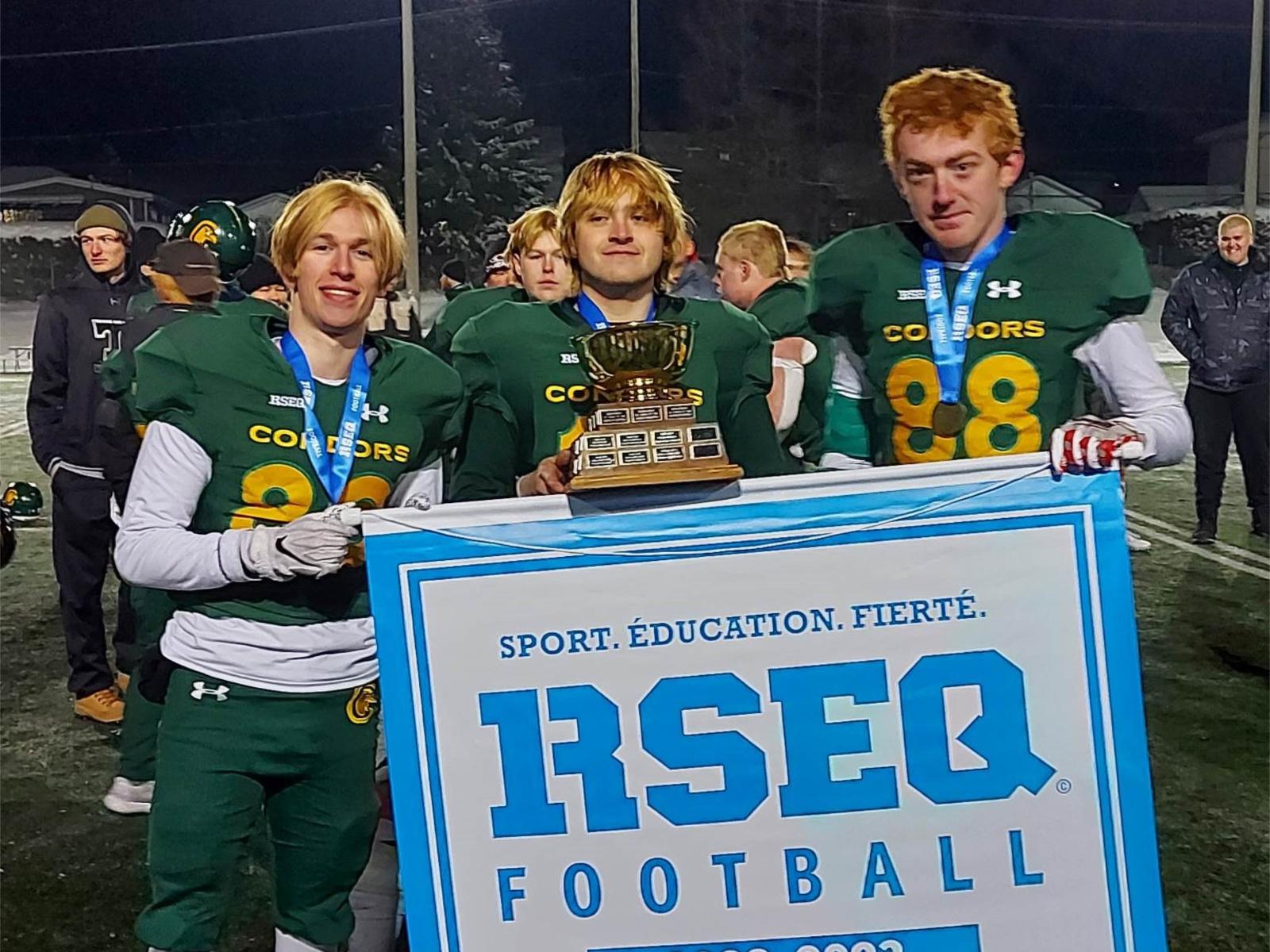 3 Acadiens avec les Condors champions Image 1