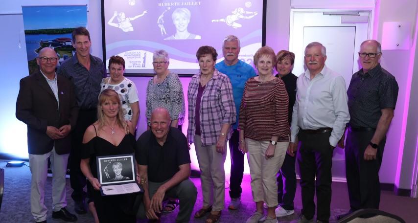 Huberte Jaillet et grande famille présente Small