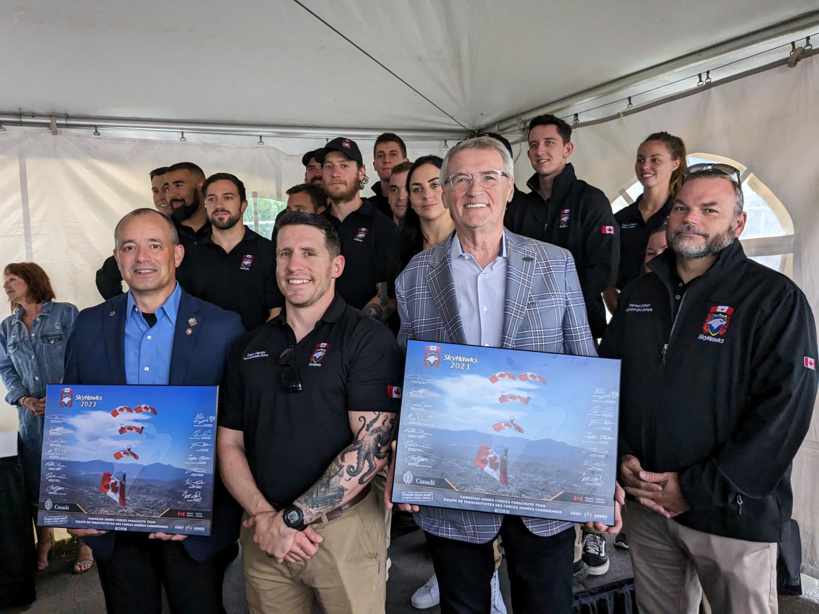 Les Snowbirds et les SkyHawks reçus avec les honneurs Image 1