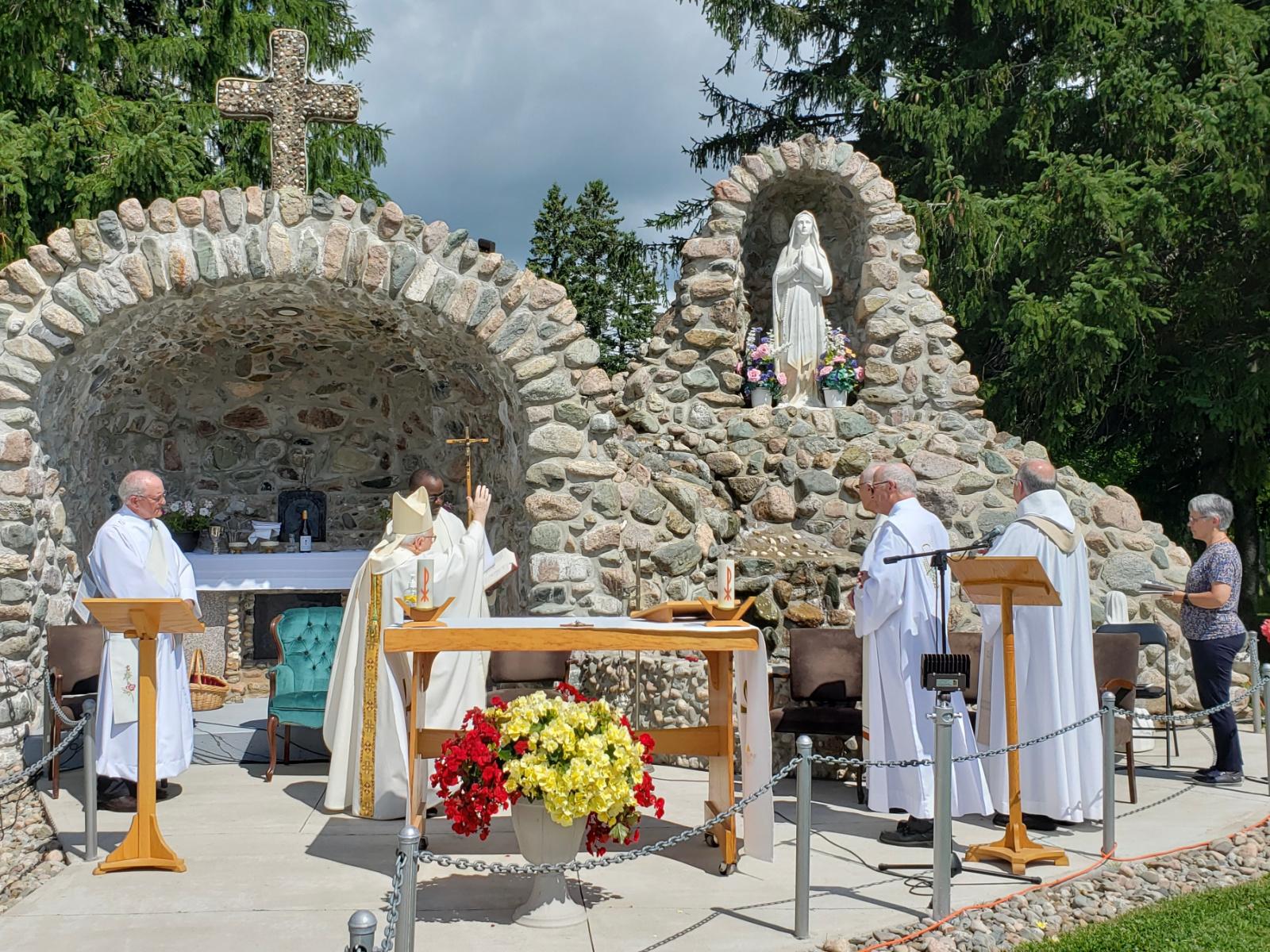 La grotte de Lourdes, œuvre du Père Vautour Image 1