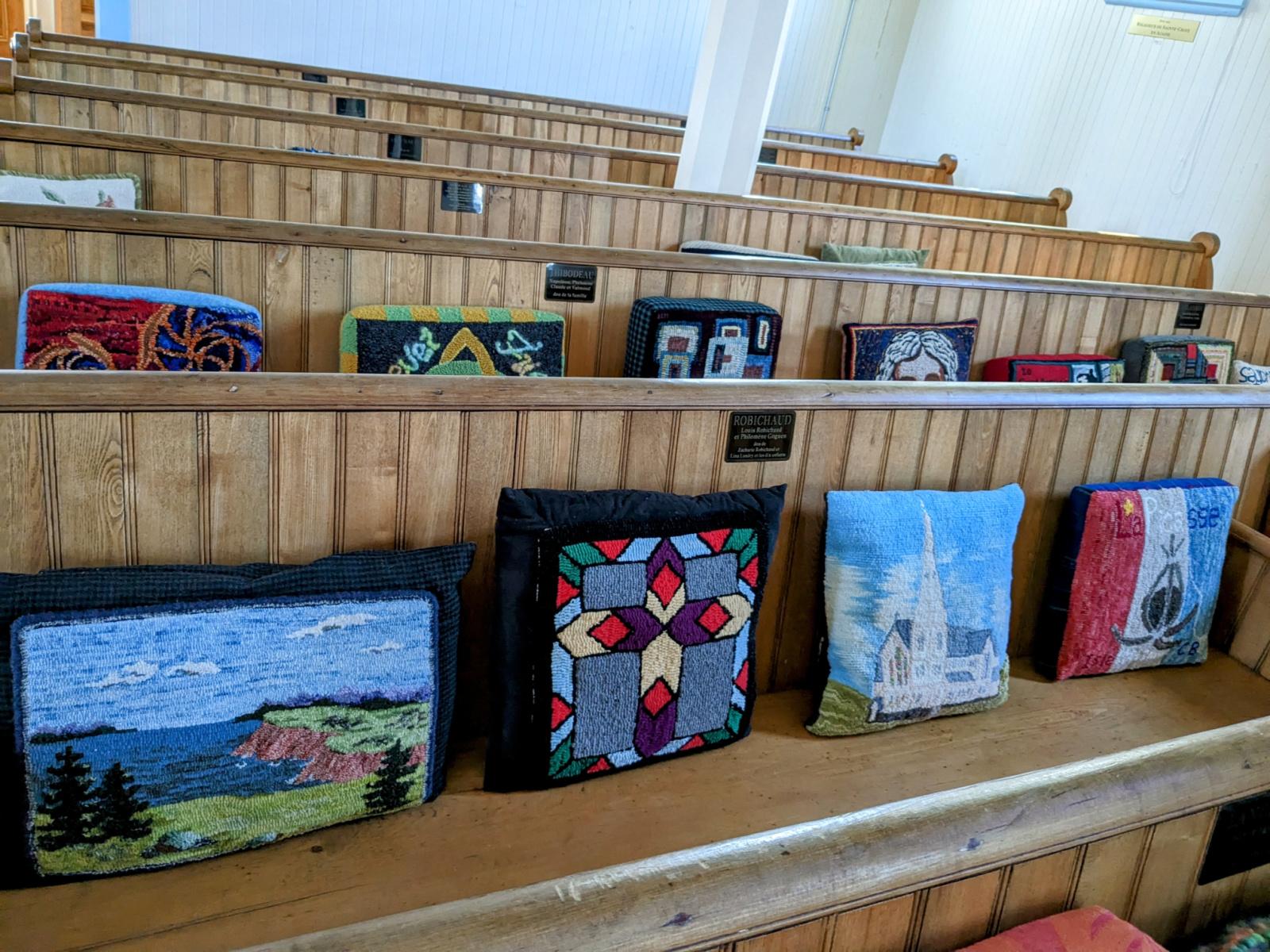 Des coussins de toutes les couleurs à l'église historique ... Image 1
