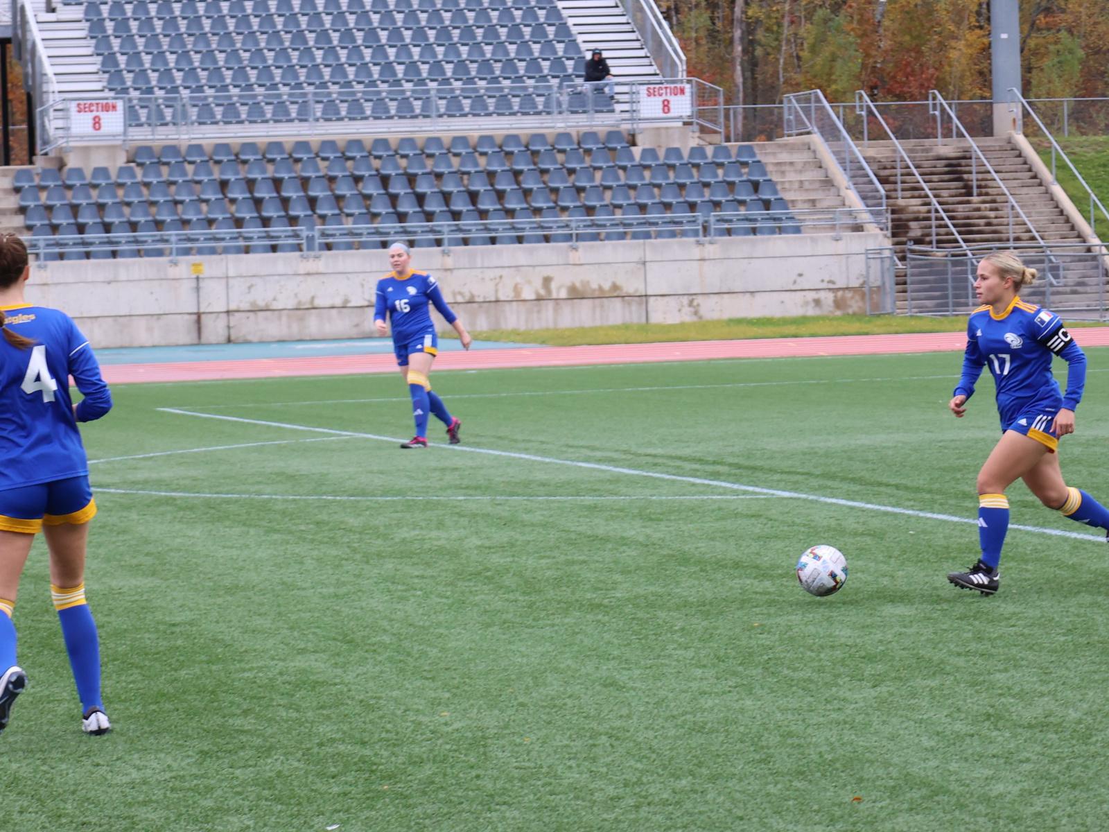 Soccer : deux revers des Aigles Bleues en fin de saison Image 1