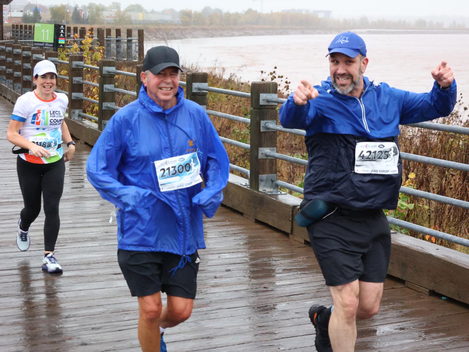 Courir pour lire : la pluie n’a pas découragé les gens Image 1