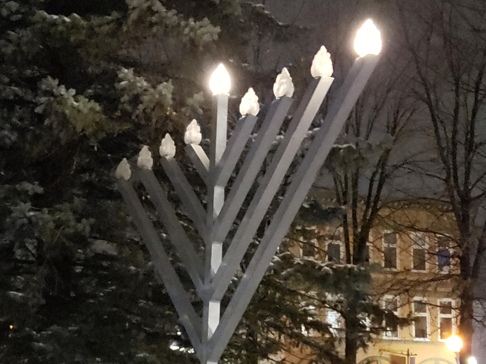 Après la polémique, la ménorah est de retour à Moncton Image 1