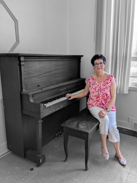 Francine au piano Small