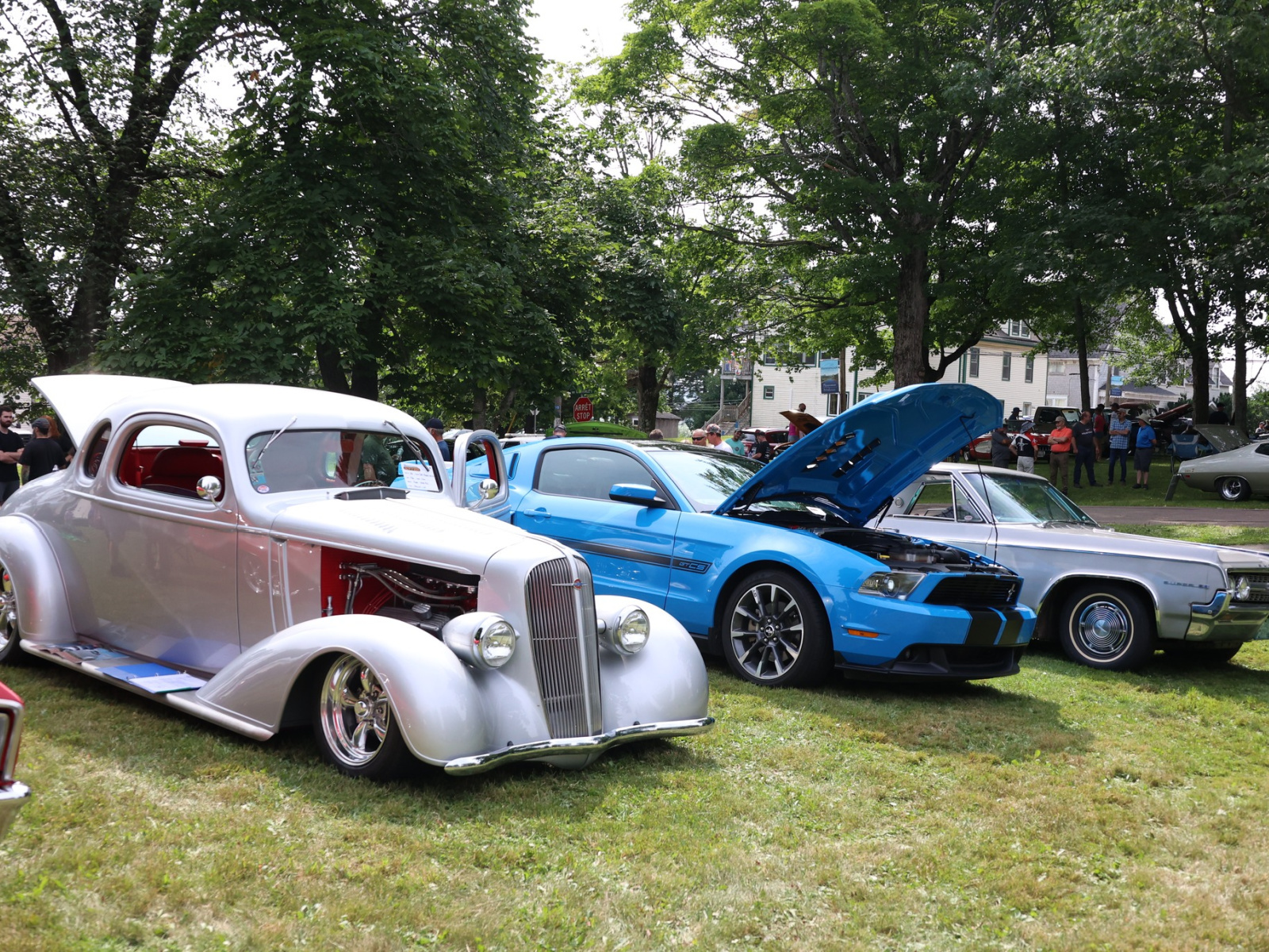 Les voitures antiques et musclées brillent sous le soleil ... Image 1