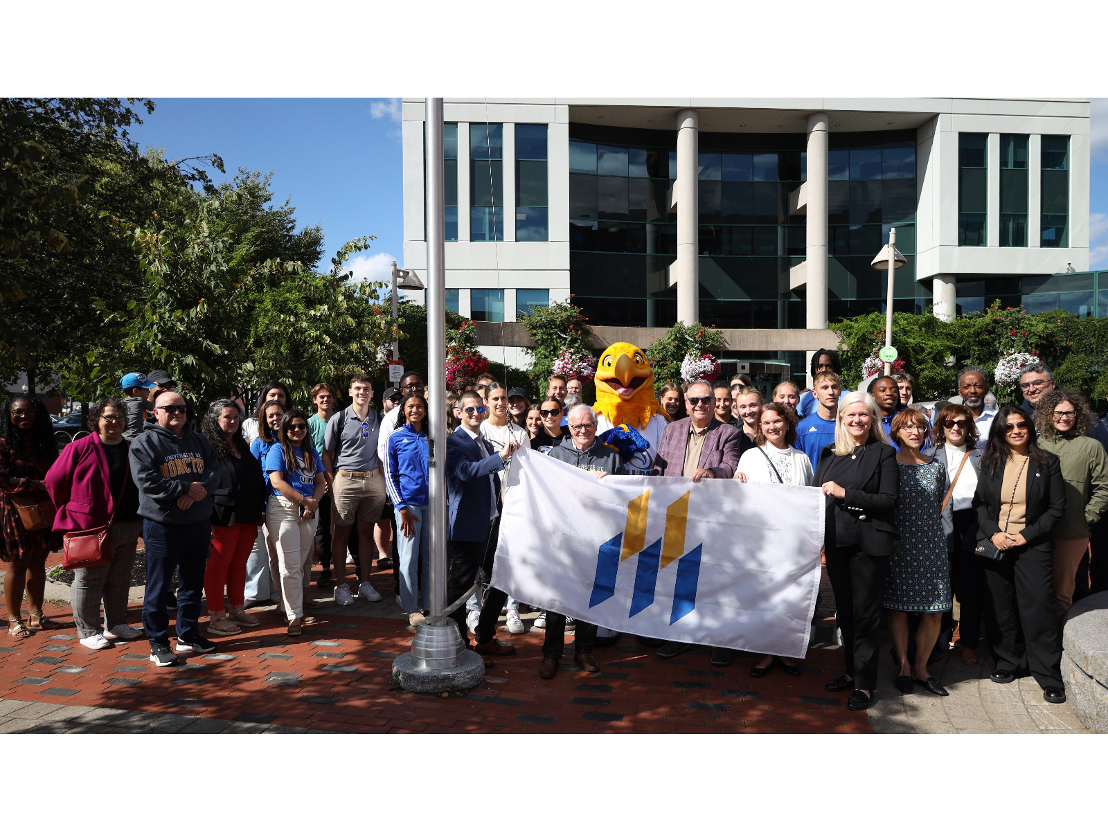 Le drapeau de l’Université de Moncton devant l’hôtel de ... Image 1