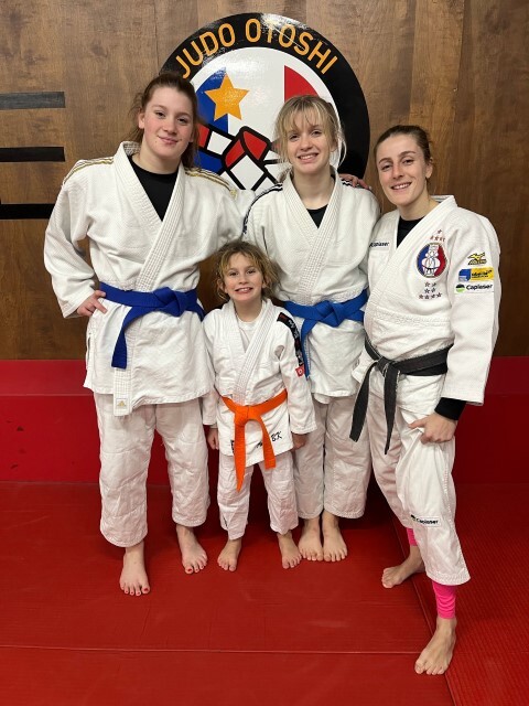 Les 3 et Estelle Small