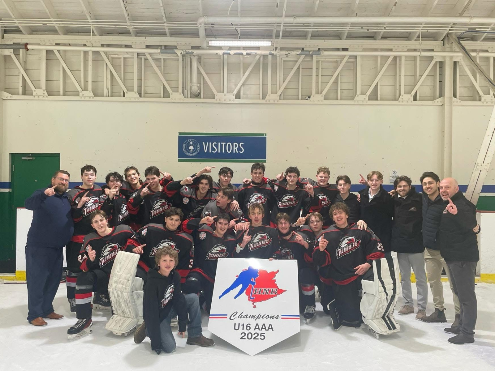 Les Thunderbirds de Moncton champions M16 ans AAA Image 1