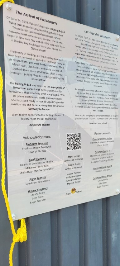 Affiche dinformation et code QR qui détaillent lhistoire des bateaux volants Small