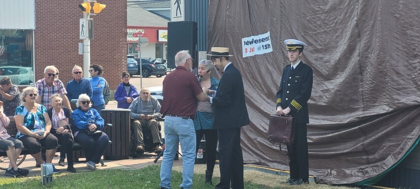 Bob Hope donne une autographe à un membre du public Small