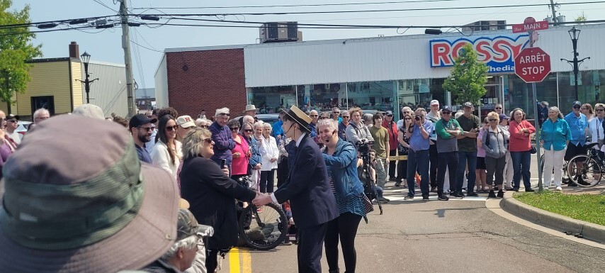 Bob Hope qui discute avec la foule Small