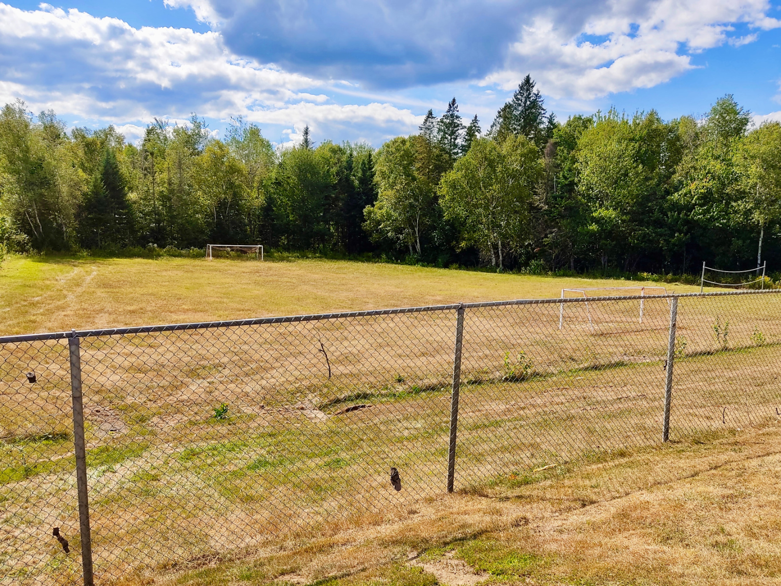 École Notre-Dame : une nouvelle clôture qui inquiète des ... Image 1