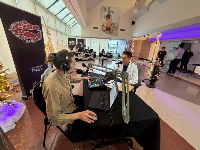 CJSE RadioThon Sebastien Boucher animateur et Docteur Santo Filice Radio Oncologue Small