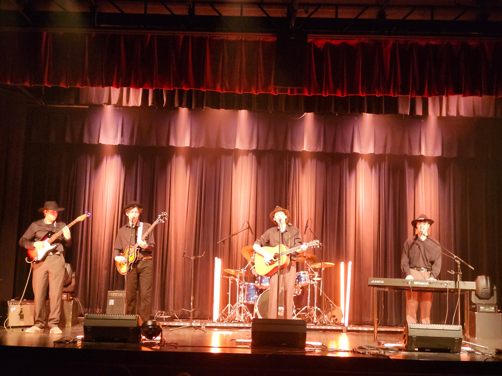 Broche à foin en première partie de garçons bilingues Image 1