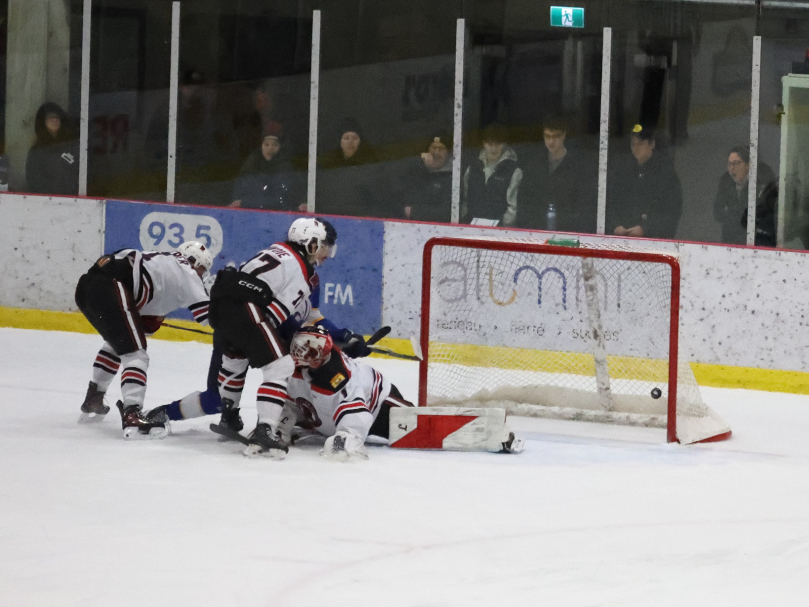 Lapointe mène les Aigles Bleus à une victoire éclatante sur ... Image 1