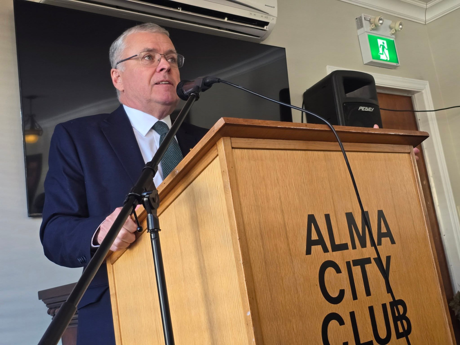 Trois hommes pour un fauteuil de maire sur fond ... Image 1