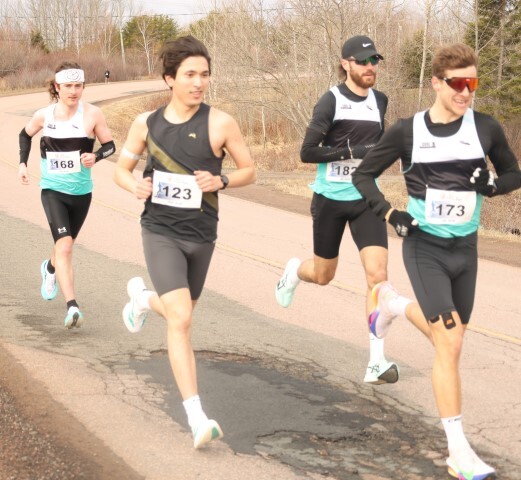 Luc Gallant 173 mène un petit groupe Small