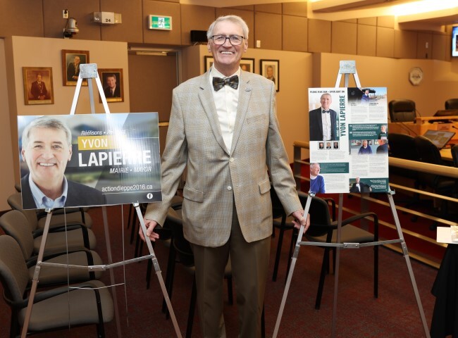 Yvon Lapierre et des panneaux délections Small