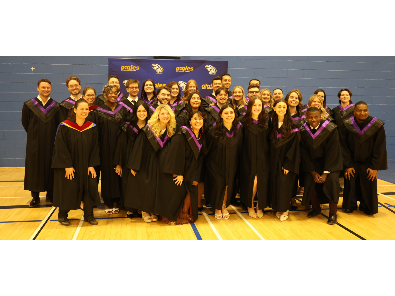 Plus de 800 personnes diplômées au campus de Moncton de ...