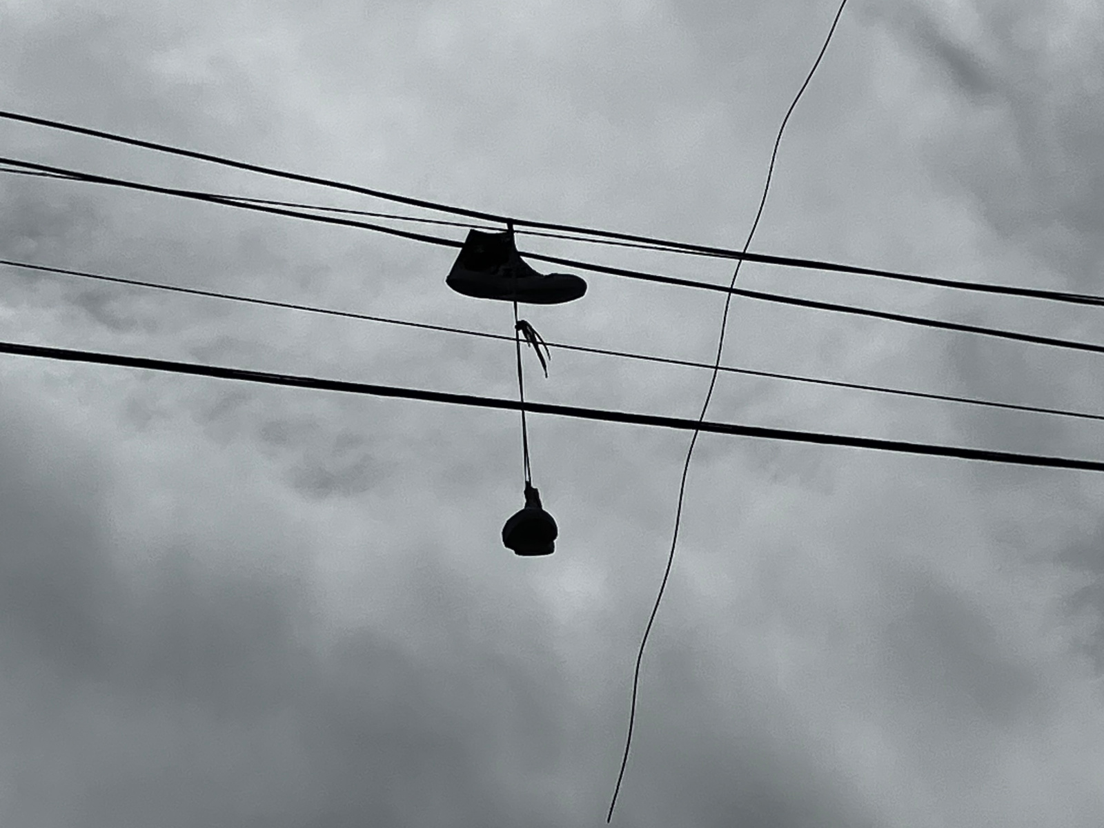 Des souliers dans les airs !