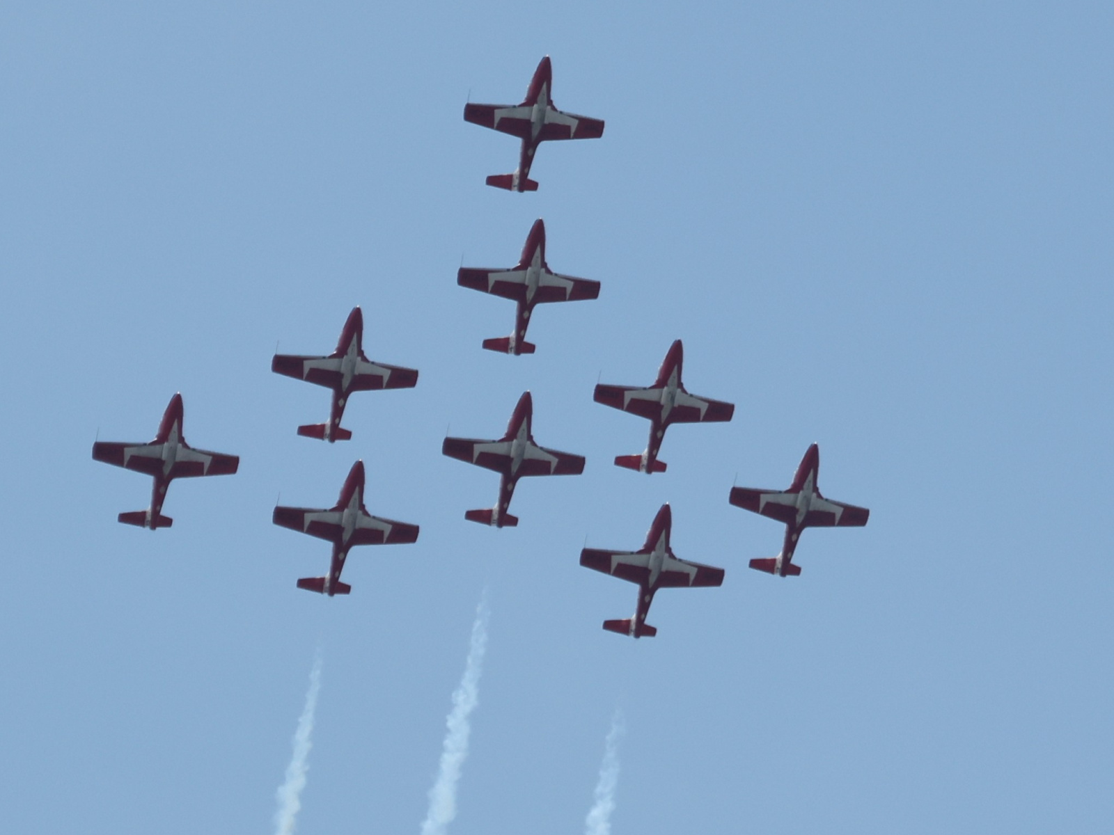 Snowbirds : dernier passage des Tutor dans le ciel de ...