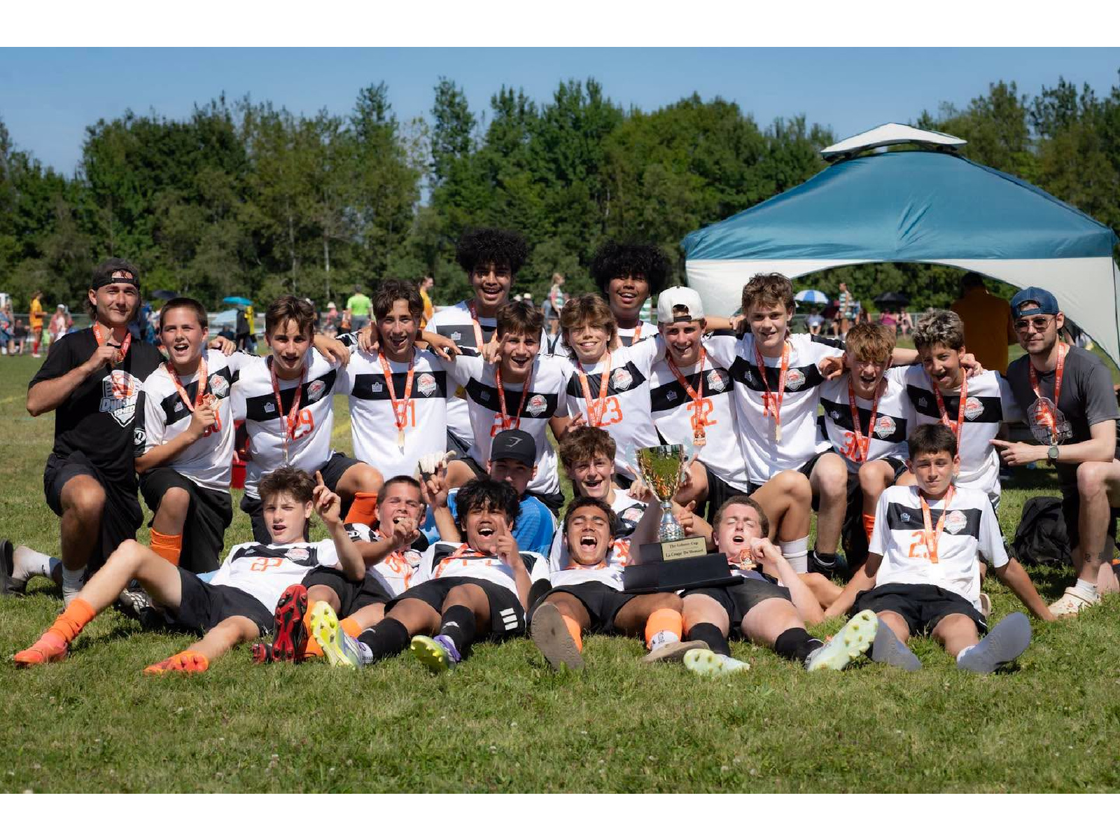 Le Dynamos orange soulève la Coupe du Homard