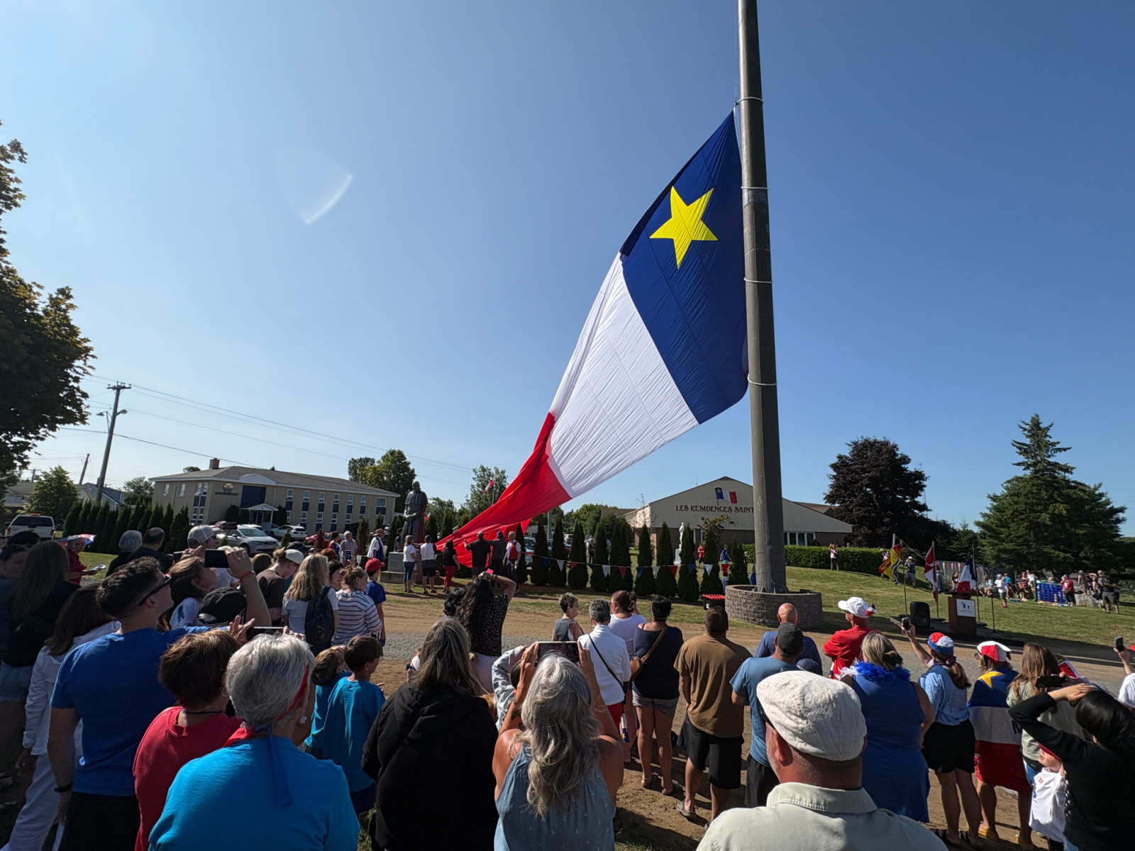 Levée officielle du plus grand drapeau acadien au monde à ...