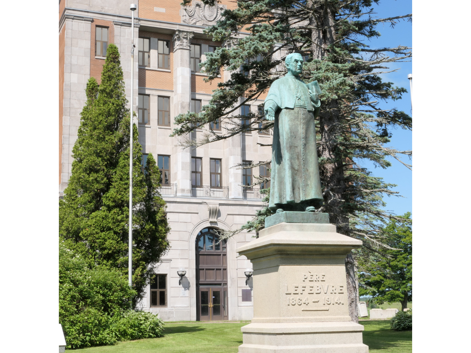 Le déboulonnement de la statue du père Lefebvre soulève ...