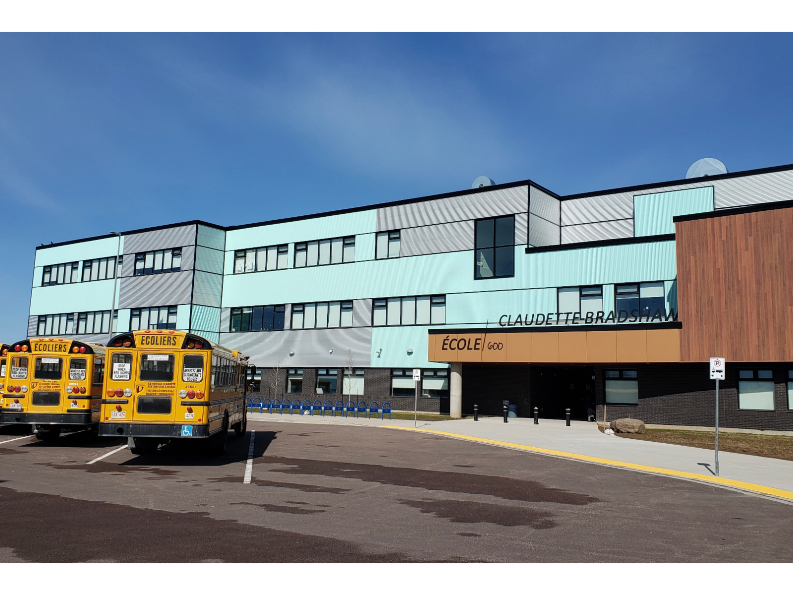 Cellulaires à l’école : interdire ou éduquer ?