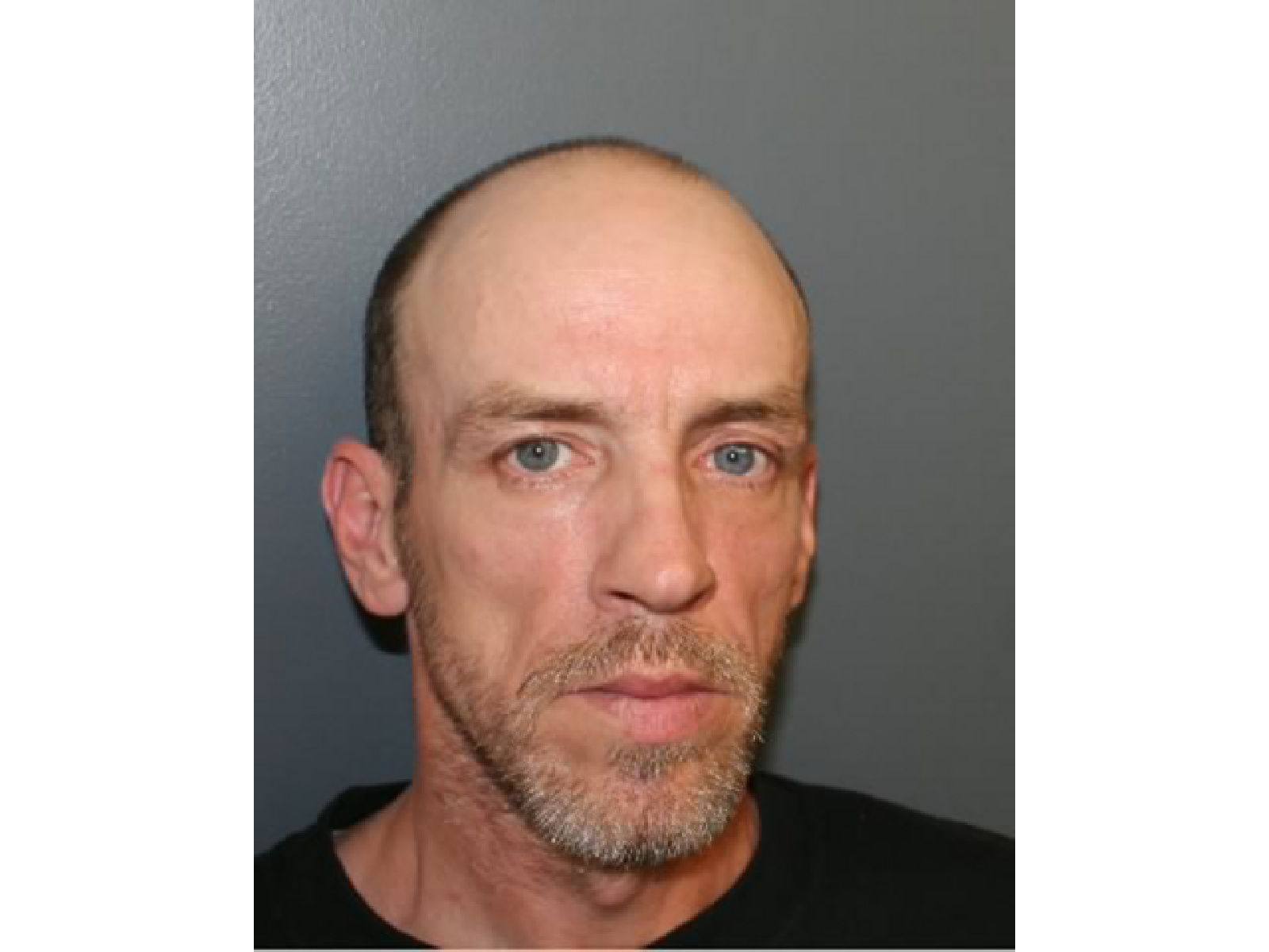 Avez-vous vu cet homme, recherché par la police?