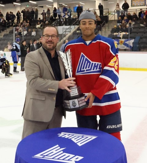 Zyon decaens accepte le trophée du championnat Small