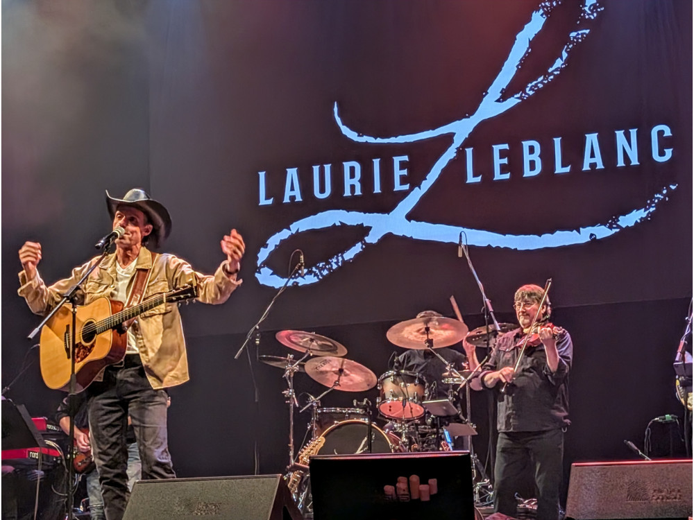 Laurie LeBlanc lance son 9e album dans une ambiance festive ...